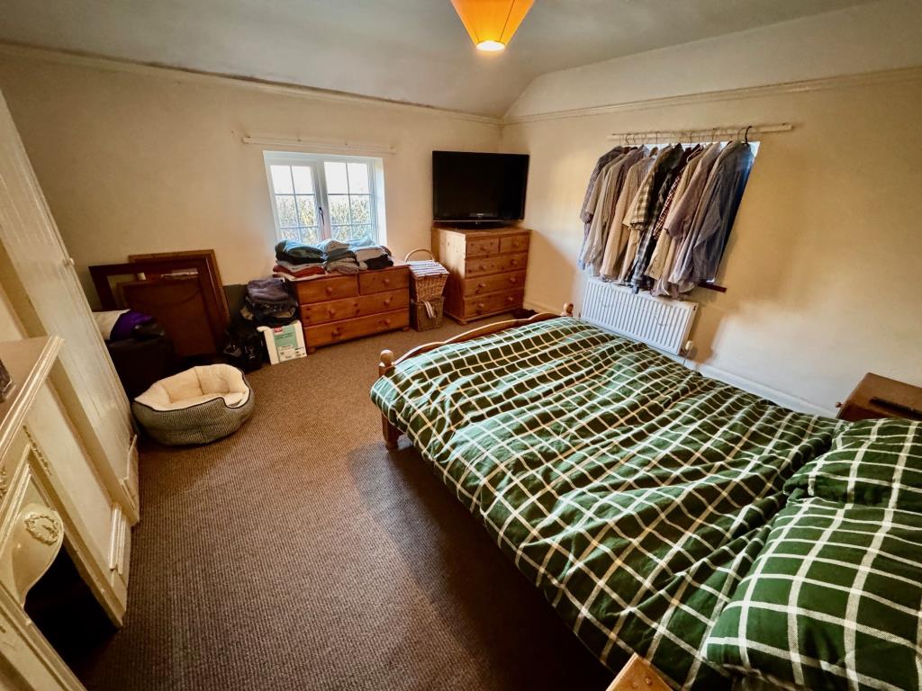 Lot: 83 - A PAIR OF SEMI-DETACHED COTTAGES IN POPULAR LOCATION AND LAND EXTENDING TO APPROX. 1.3 ACRES IN TOTAL - No 2 Bedroom